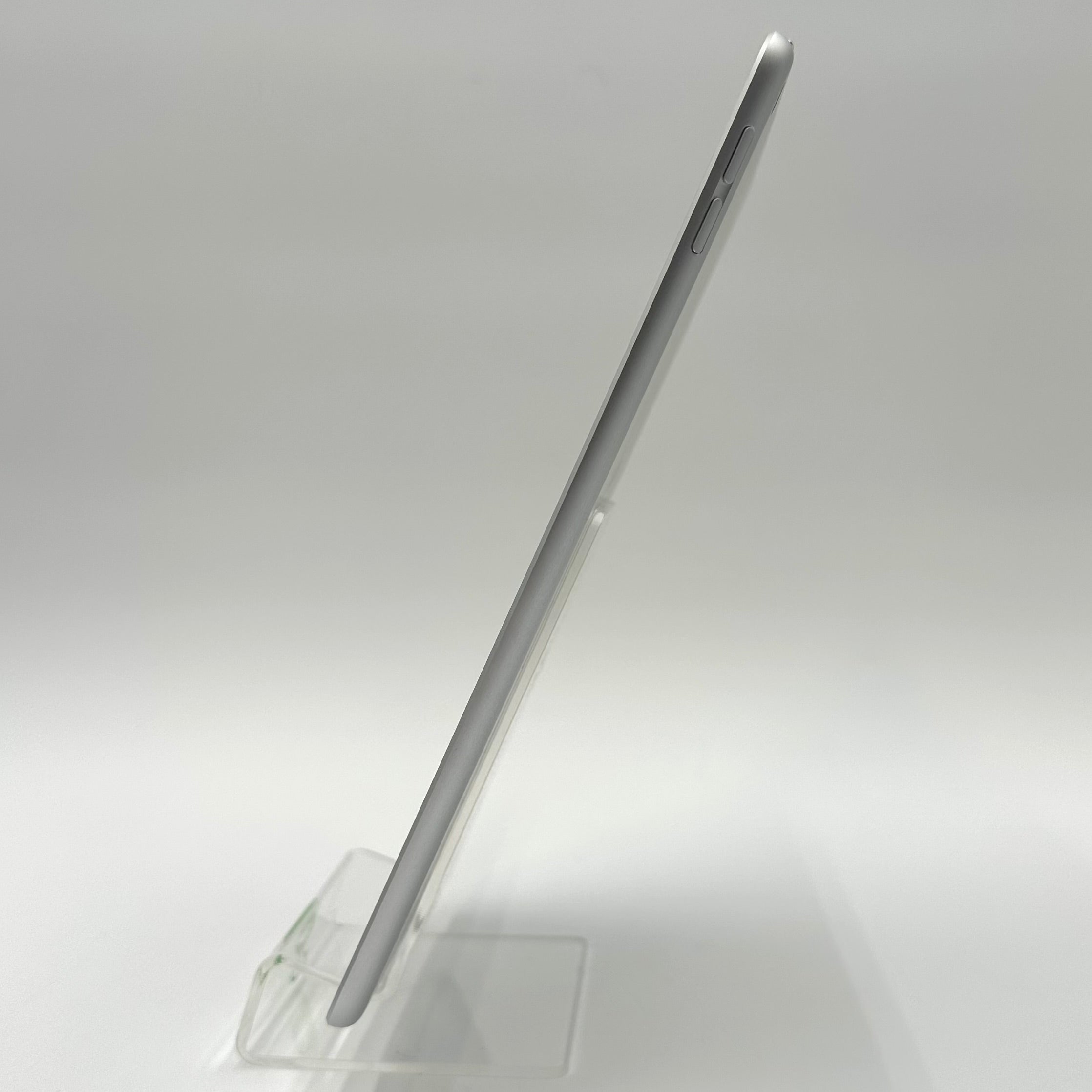 WiFi Only Apple iPad Mini 5th Gen 64GB 18.2.1 SILVER A2133